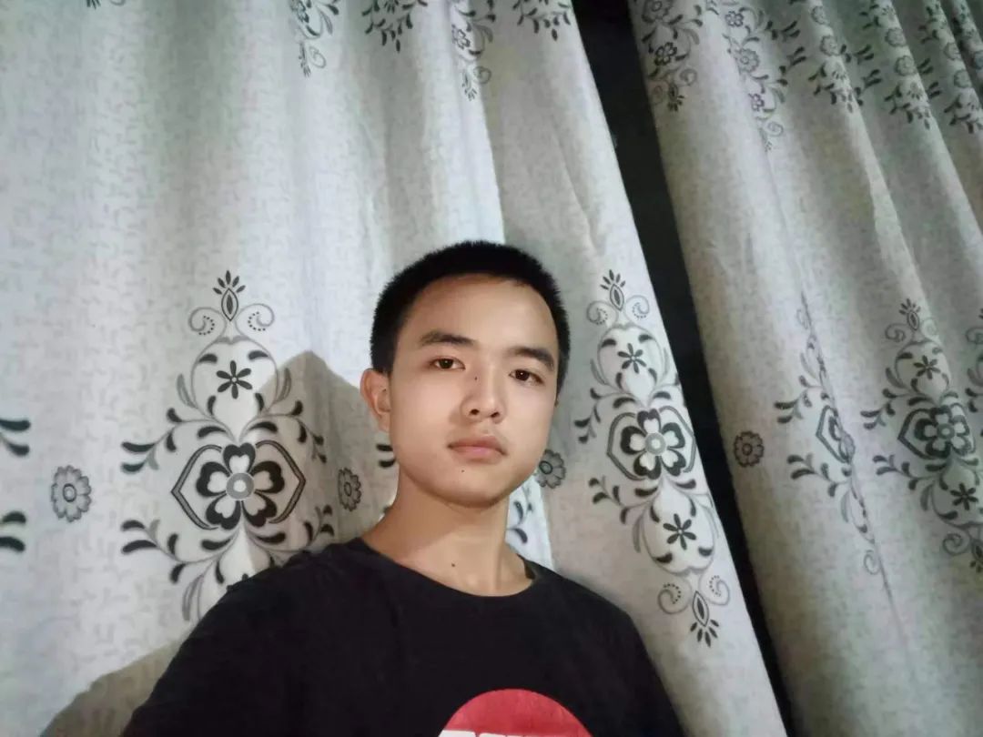 8名学子被录取为空军飞行学员,6名学子被录取为空军飞行学员