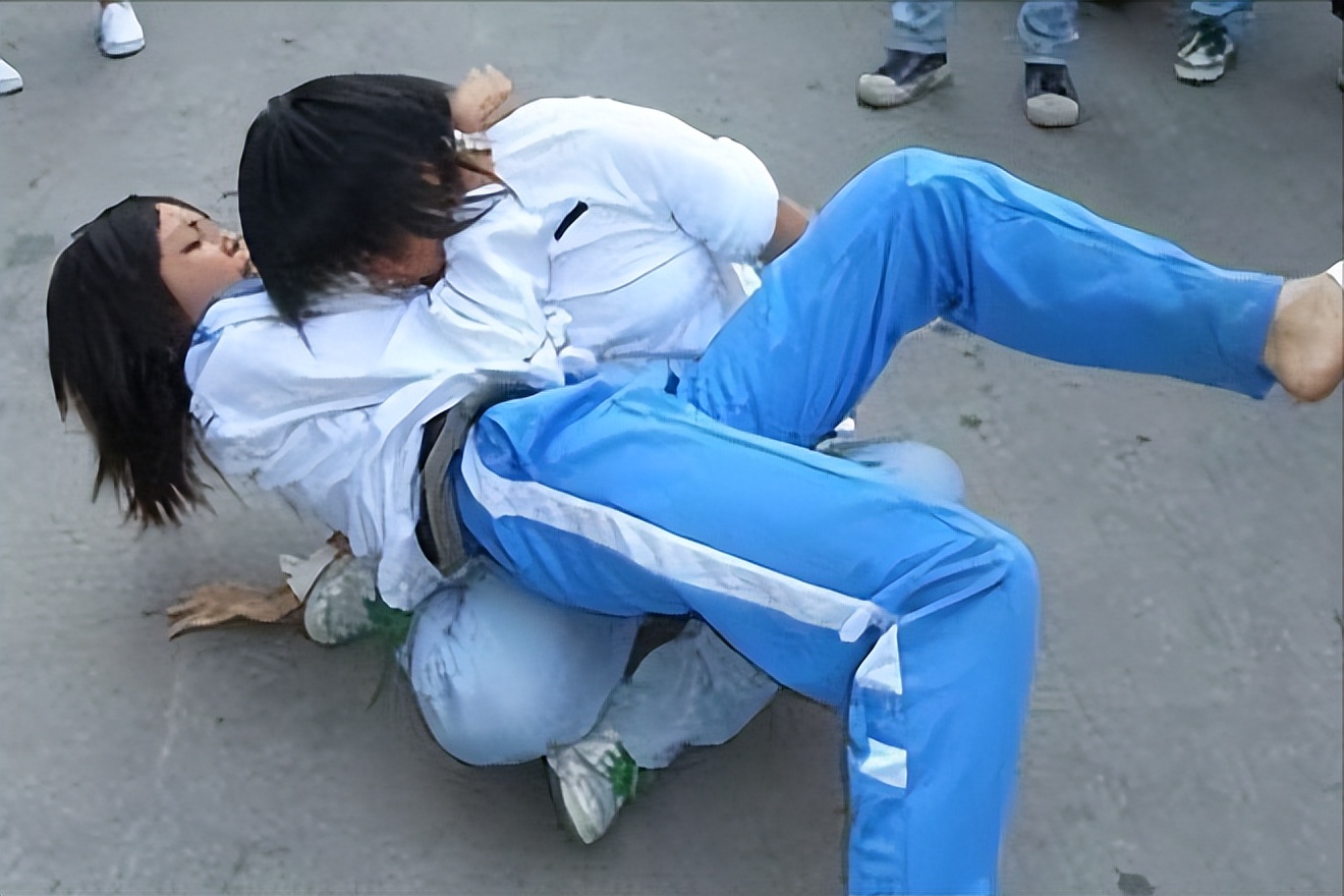 重庆女生遭多人殴打被逼下跪,重庆一中学女生遭群殴被逼下跪