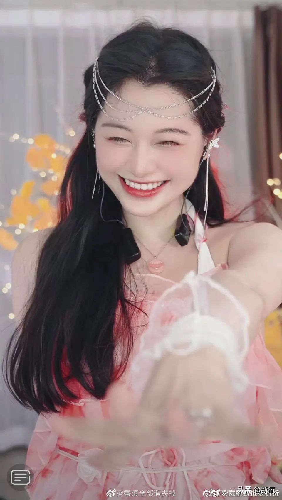 坐拥100万粉丝的美少女，直播间点赞量高达1亿，实力如何？