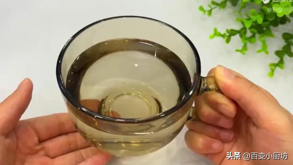 早晨第一杯水怎样喝才是正确的,清晨起床第一杯水喝多少合适