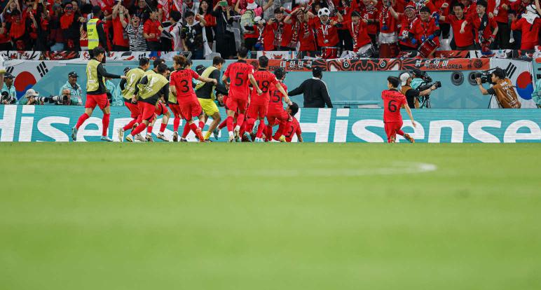 争议！韩国队赛后*攻围**裁判，主帅染红，曹圭成双响成遮羞布