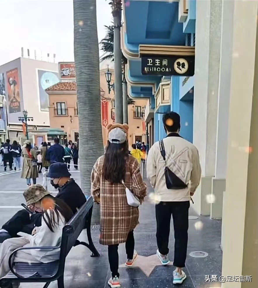 马龙携娇妻同游环球,马龙陪老婆旅游