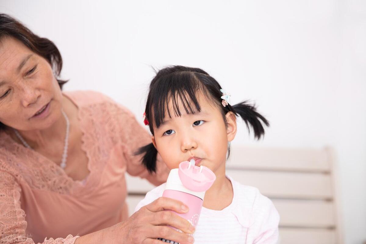 5岁小女孩胆小什么都怕,5岁小女孩胆小怕生怎么办
