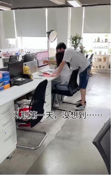 男子放弃3万月薪，悄悄入职女友公司，进门竟看到男下属抱着女友