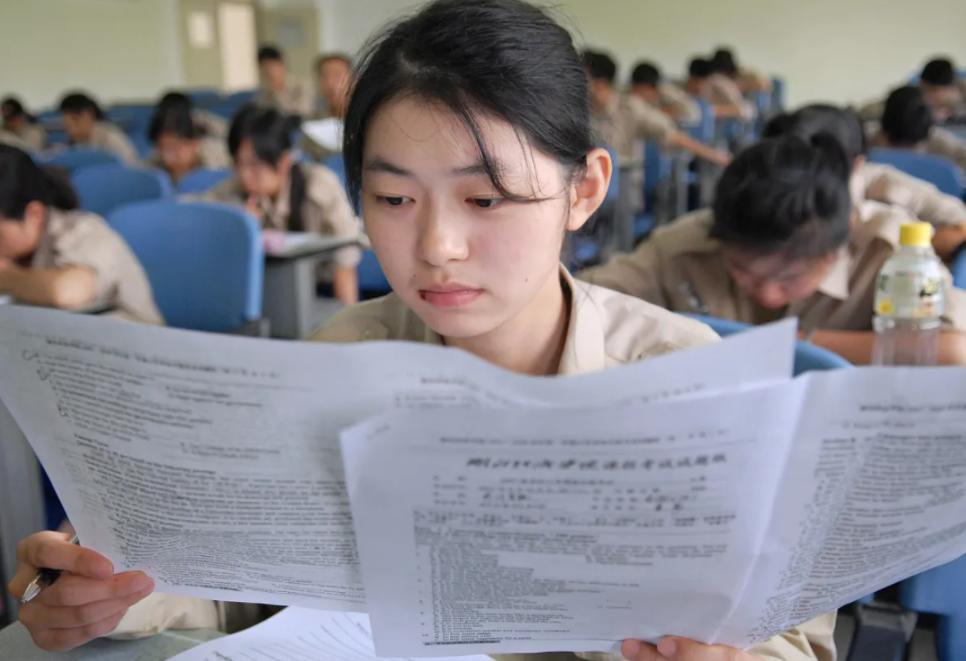 这届模范生有毒！光荣榜上座右铭太好笑，“广告招租位”永远的神