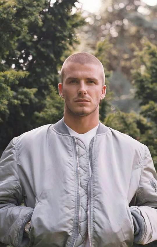 贝克汉姆中场吊射绝杀希腊,贝克汉姆的成名绝技