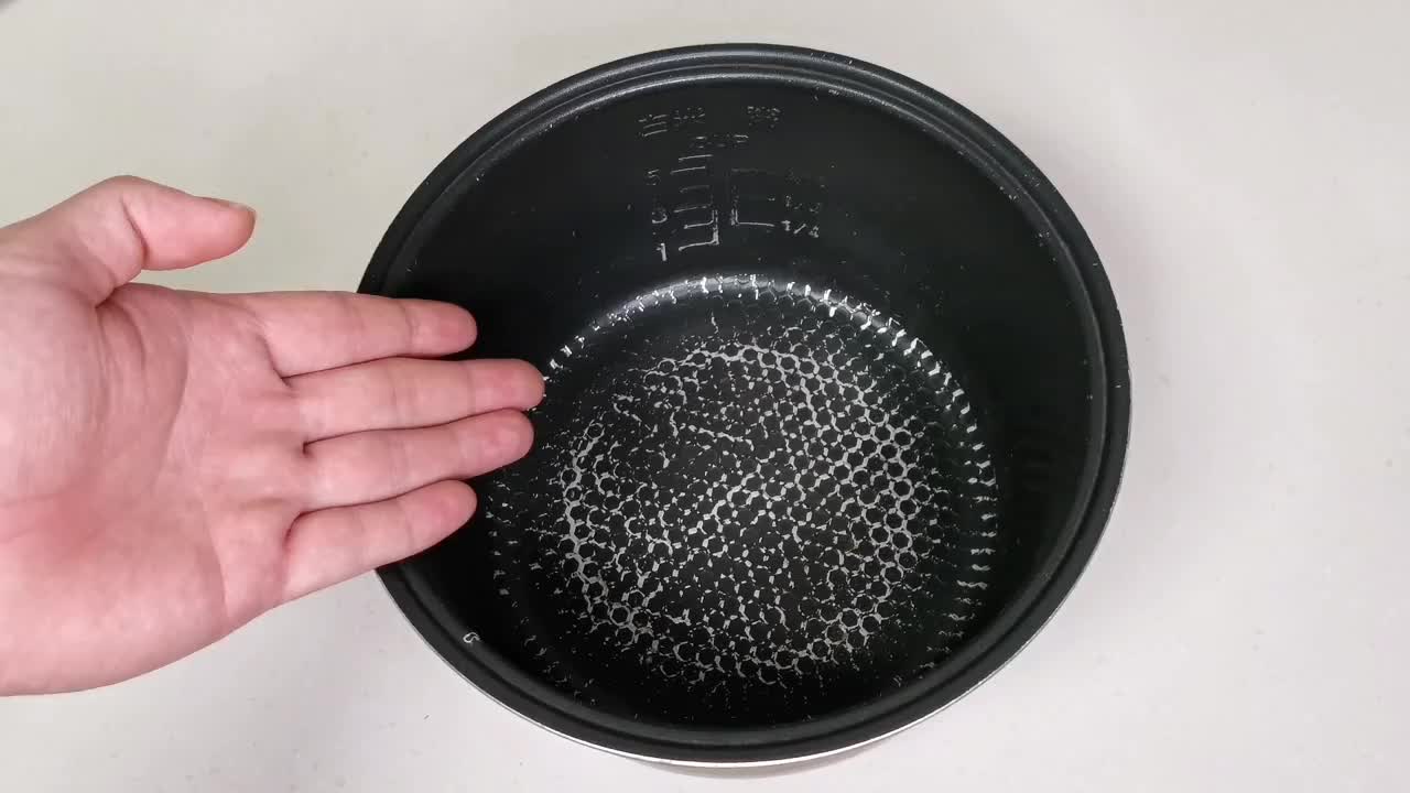 电饭锅内胆涂层脱落了还能使用吗,电饭锅内胆涂层脱落对人有害吗