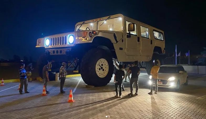 这个专开大车的中东浪子，最近搞了台两层楼高的悍马