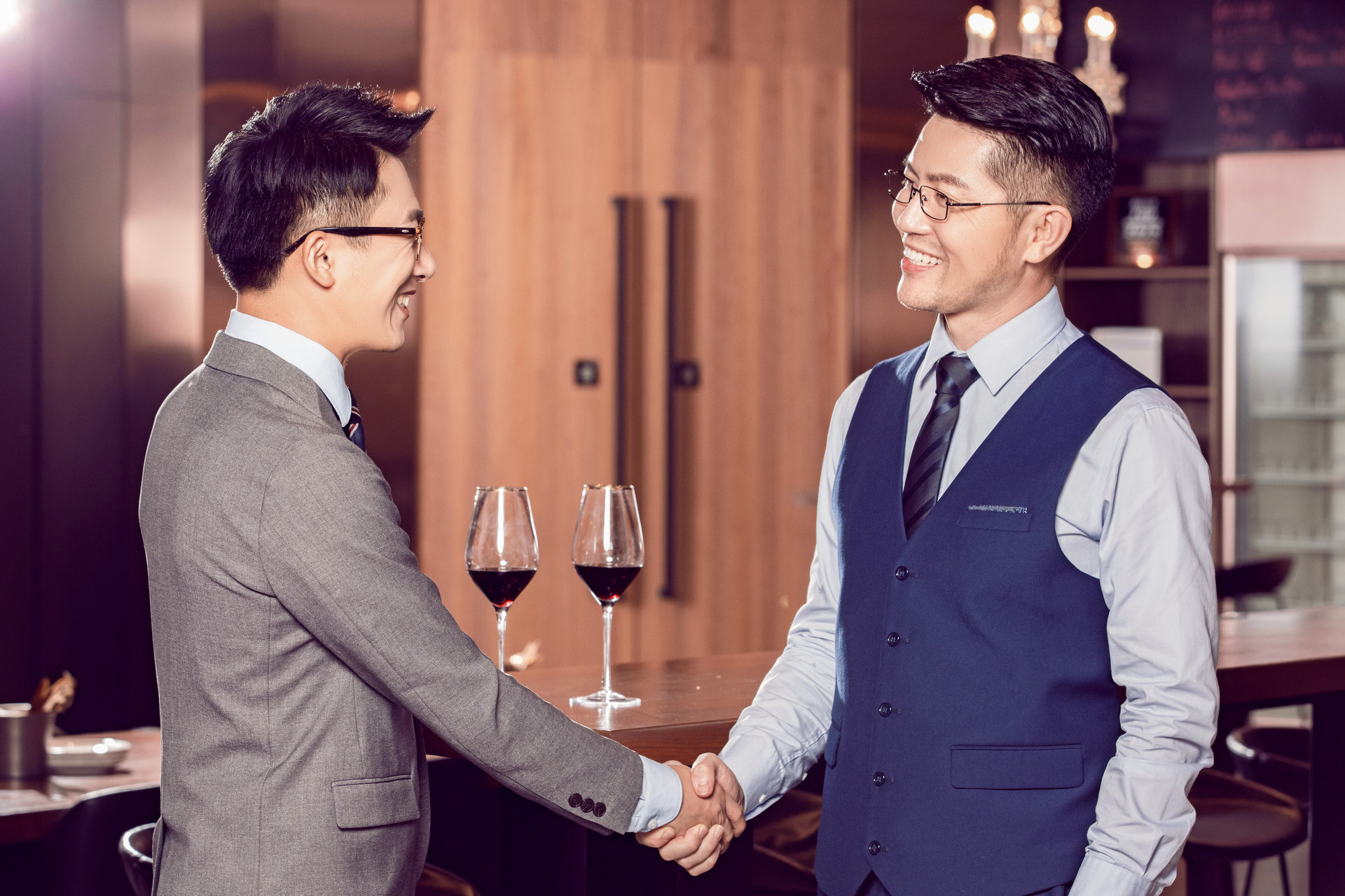 如何才能让沟通变得轻松起来？2个建议，让别人愿意说，也愿意听