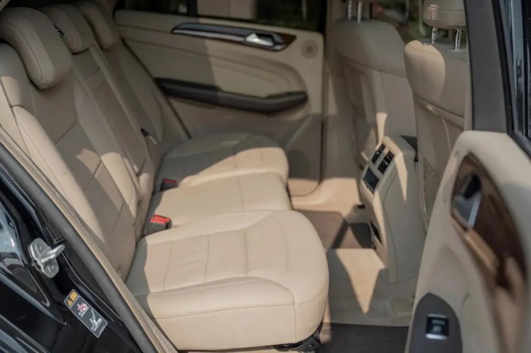 奔驰ml400的二手车实际感受,百万级硬派越野车奔驰ml400