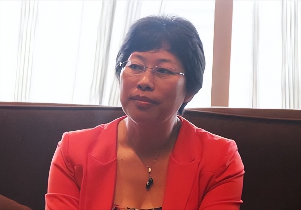 一部手机卖99元，坚持20年不倒闭的荣秀丽，是如何生存至今的