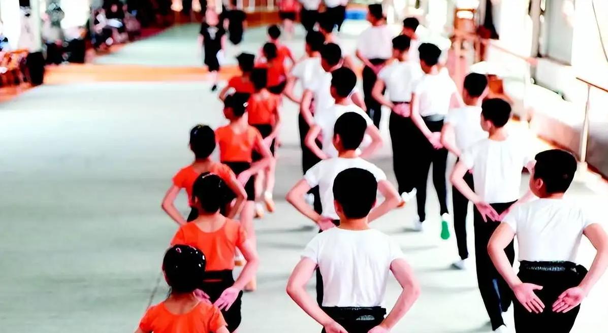 姜昆心怀善念改变孩子一生,姜昆的早期视频