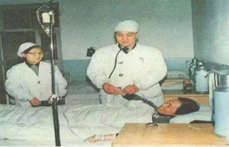 张亭栋：独创*霜砒**治疗法，让人匪夷所思，他却让世界感受中医魅力