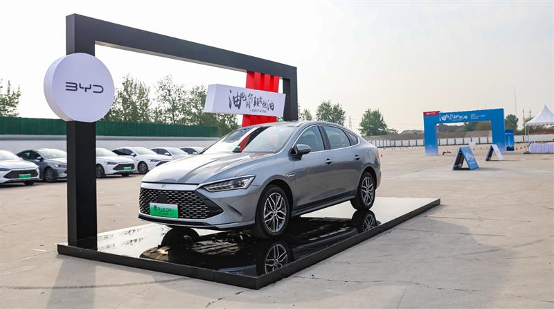 秦plusdm-i冠军版是油电混动车吗,油电同价颠覆燃油零跑