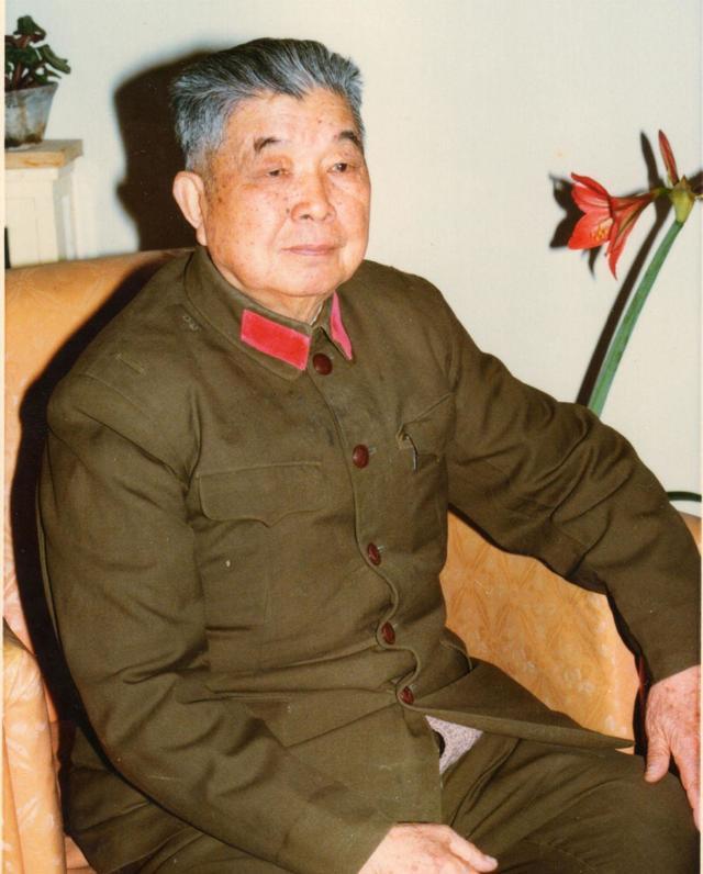 他是西康军区原司令员，23岁入*党**，49岁授中将，母亲却在街边乞讨