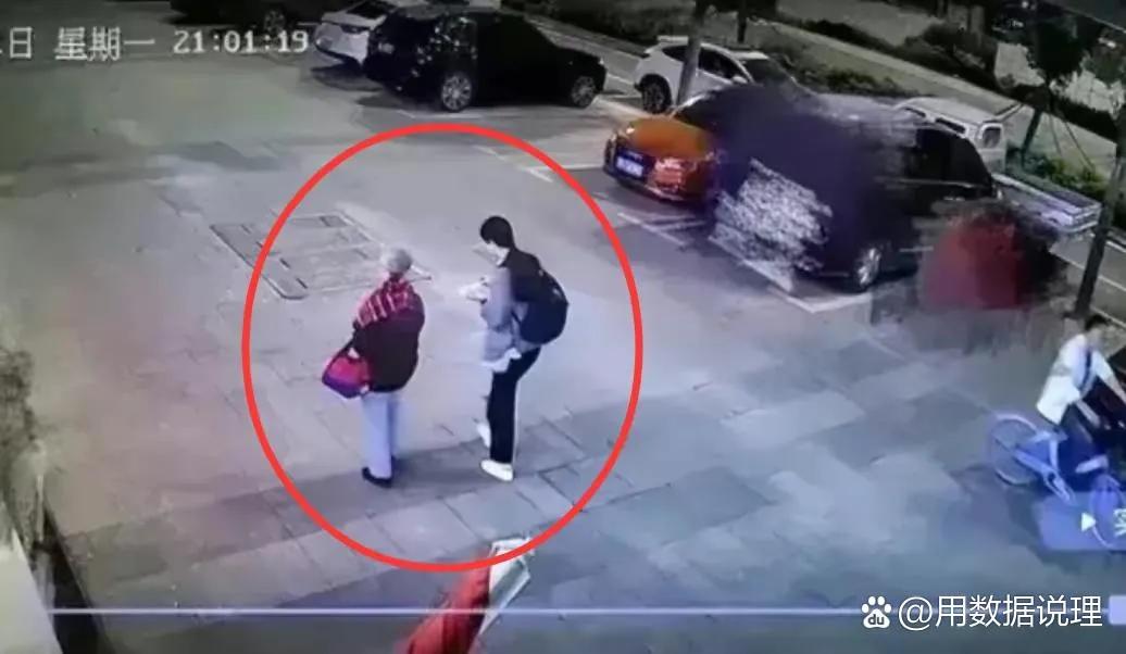 插队婆孙的最优解！做网红直播道歉,警告网友头像成车贴涉嫌违法