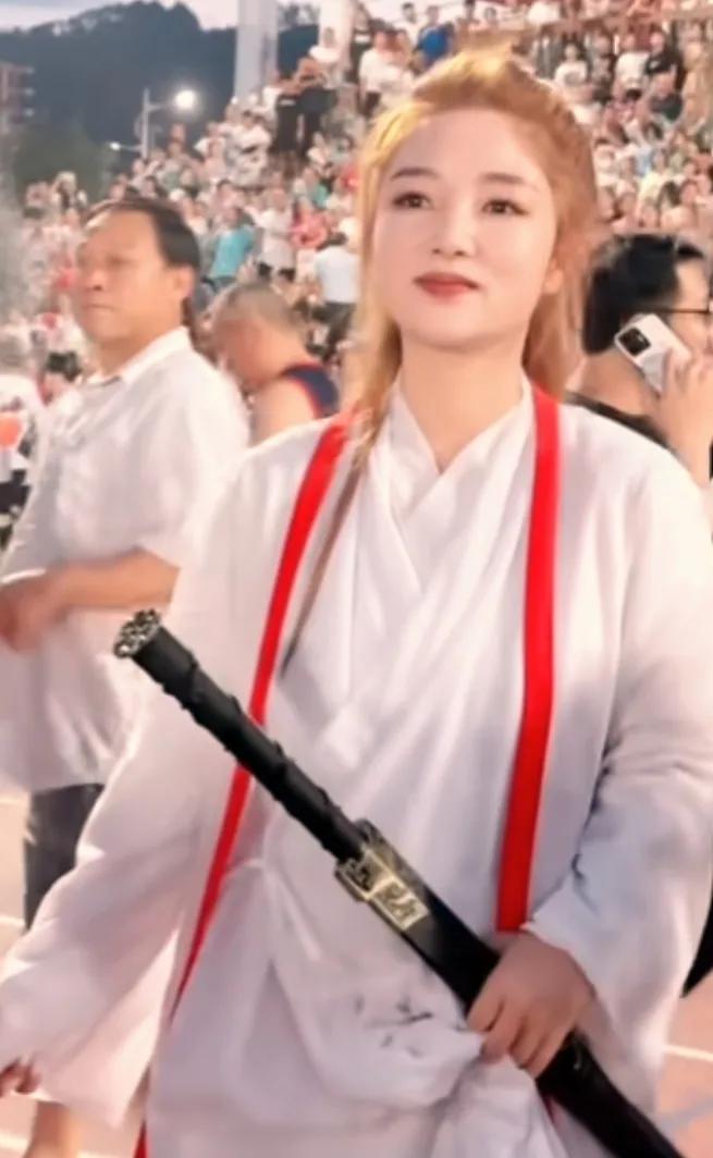 贵州村超足球宝贝火到国外,贵州村超足球宝贝舞动青春