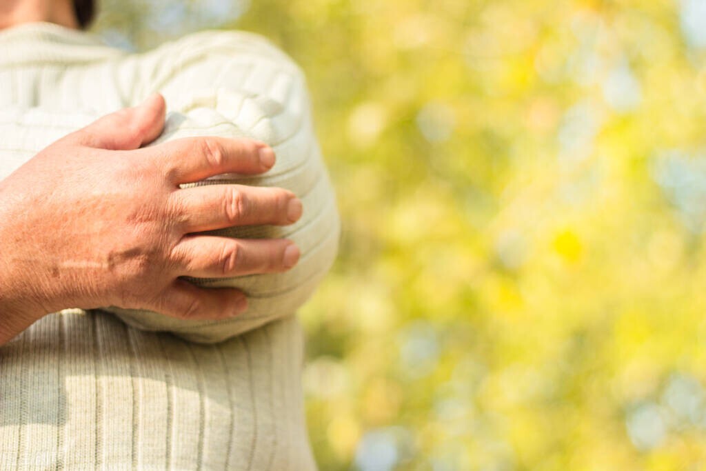 月子病浑身骨关节痛怎么治疗,产后风湿关节响怎么办