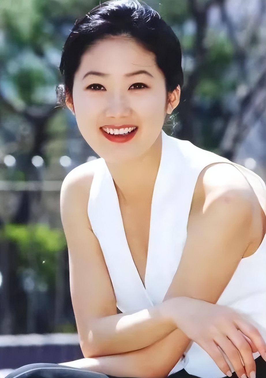 香港大亨不敢惹,50岁活成冻龄,小奶狗高喊林青霞“姐姐娶我”