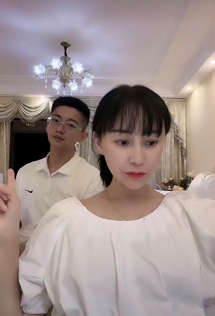 陕西39岁二婚女人，嫁小15岁闺蜜儿子，获百万彩礼，今老公出轨