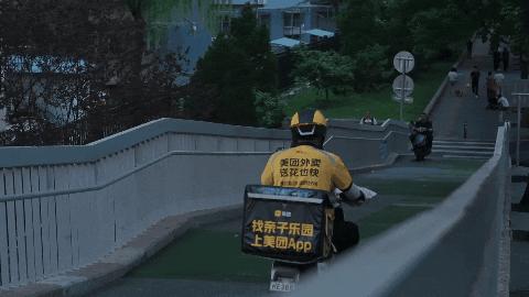 57岁北漂女工，在女厕3㎡管道间里画画：这里安放我的灵魂