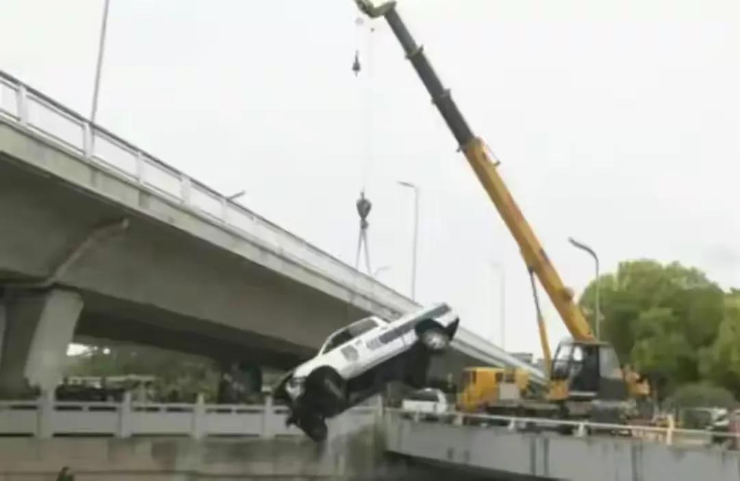 男子被疑似城管队员掌掴,警方回应男子遭城管掌掴