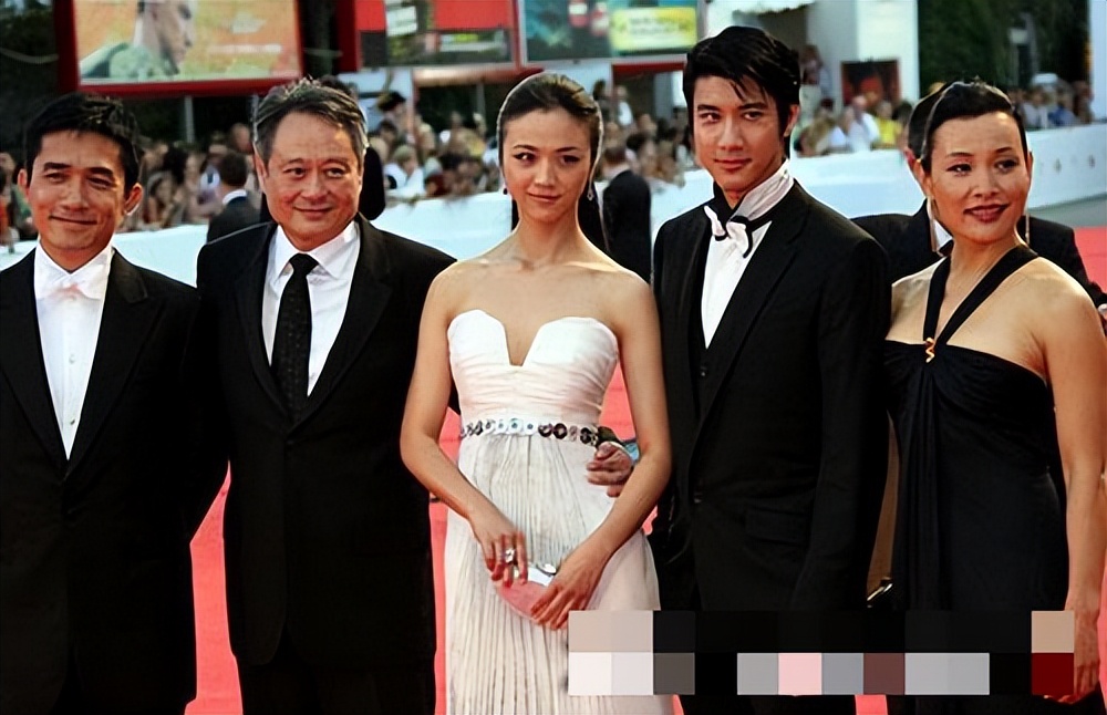 40岁汤唯穿裙子,汤唯穿绿裙长发飘飘