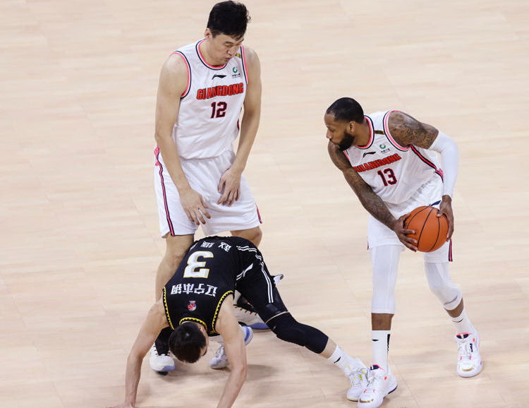 辽篮不公平判罚,辽篮对广东不可思议判罚