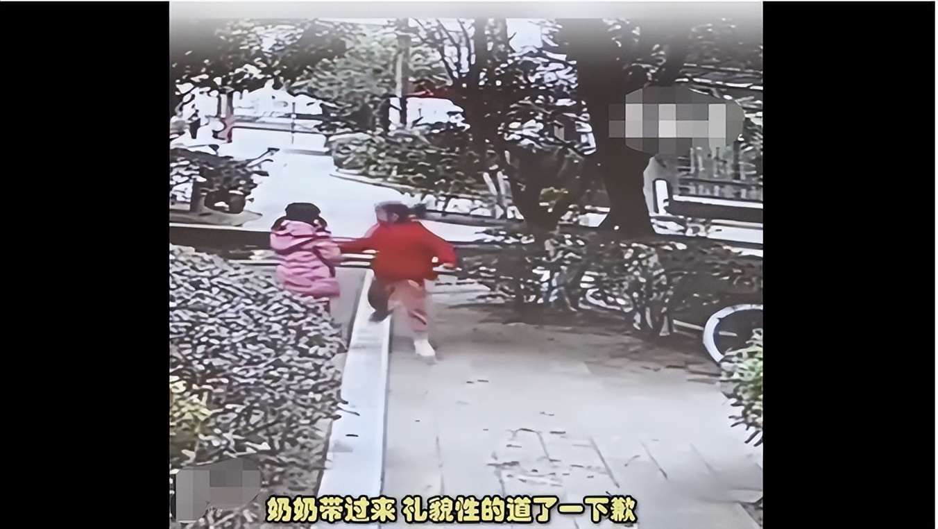 女子谈女儿遭玩伴踢下水,母亲谈女童被同伴踢下水