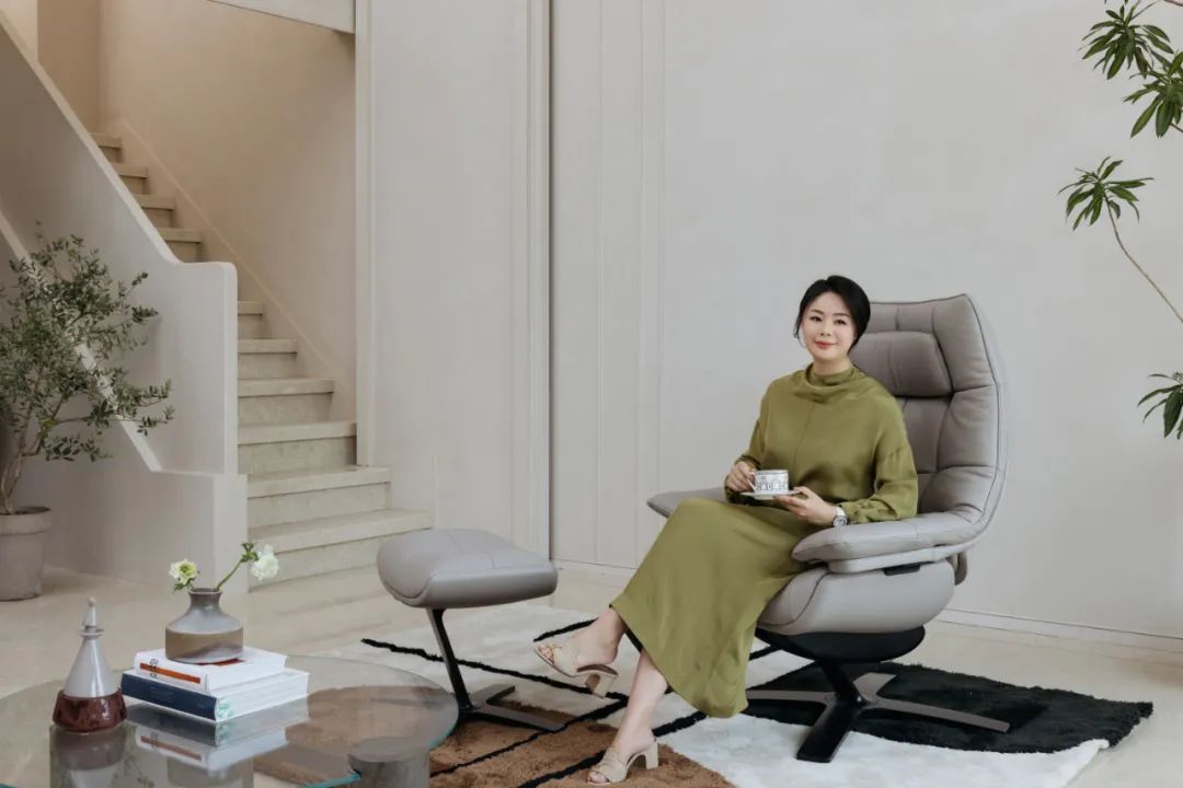 孟晚舟穿的白色连衣裙是什么品牌,孟晚舟同款连衣裙大码