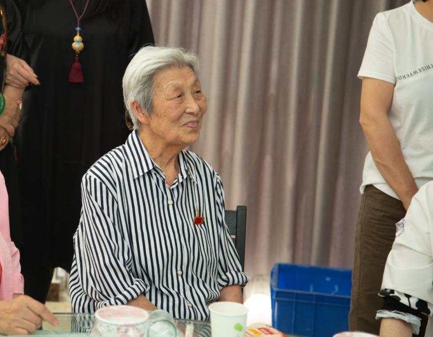 吕正操听不懂湖南话，王爱梅偷偷做了一个手势，被毛*东泽**一眼识破