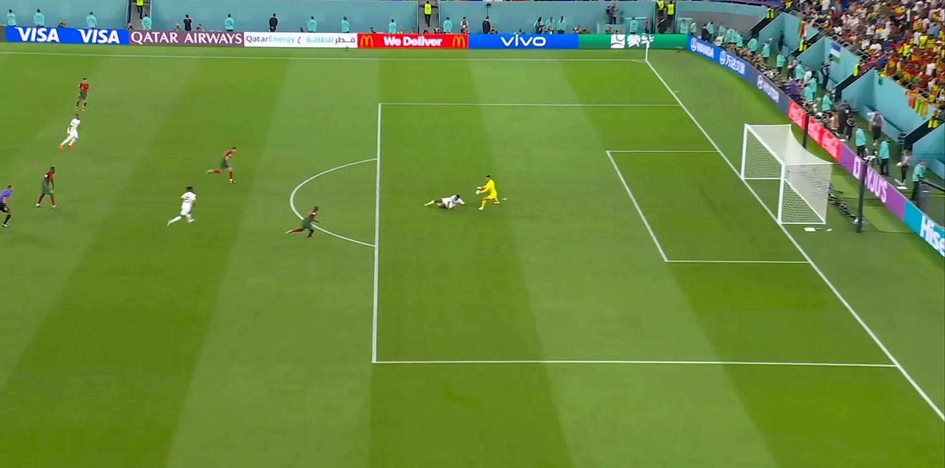 比赛中的意想不到的瞬间,c罗身体对抗顶翻对手表情亮了