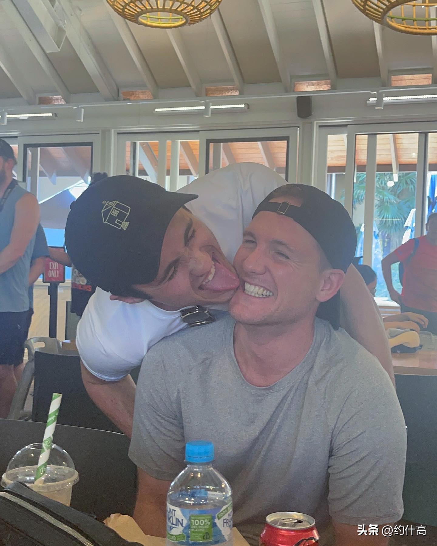 男网红接吻,中国男网红和粉丝亲吻