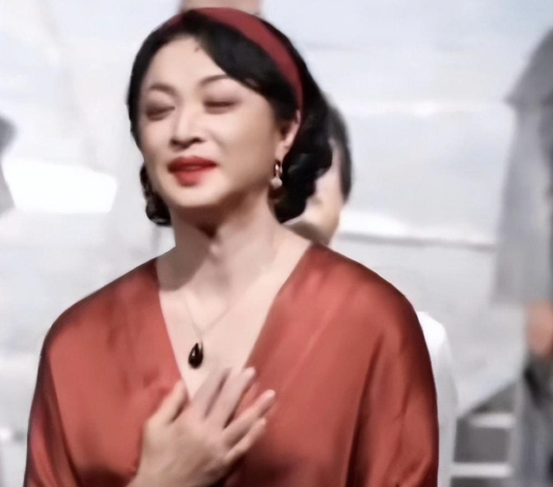 金星直播吐槽明星穿深v,金星吐槽明星走红毯捂胸