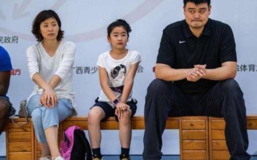 篮球巨人姚明近况,篮球队员姚明夫妻照