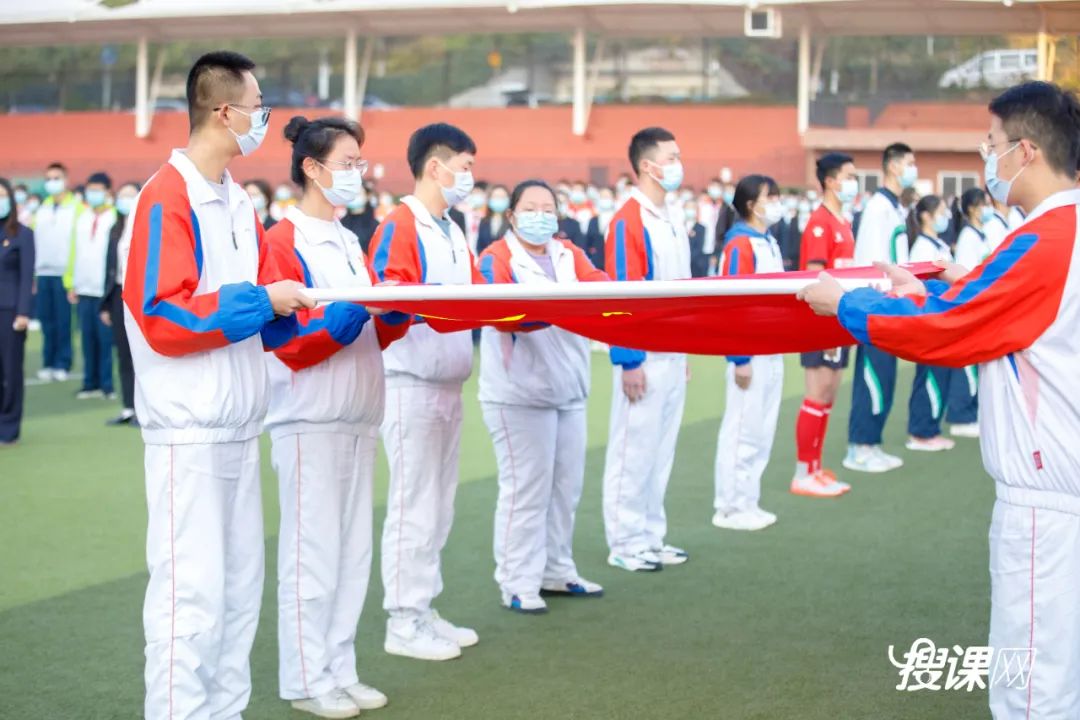 3000多名师生传递国旗为祖国庆生,开学典礼百人传旗