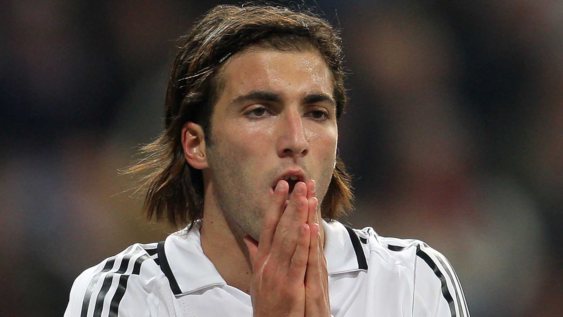 足坛伊瓜因,阿森纳伊瓜因上树视频