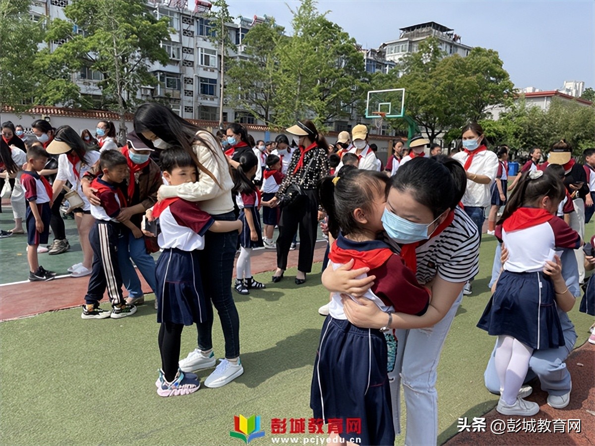 徐州市湖滨中心小学新队员入队暨一星章颁章仪式