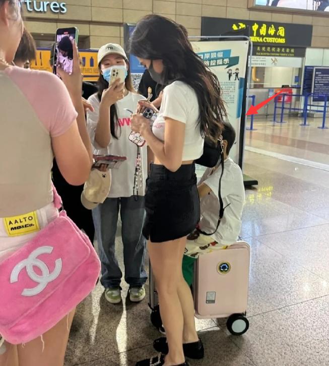 baby机场小海绵曝光,网上晒出angelababy陪儿子小海绵