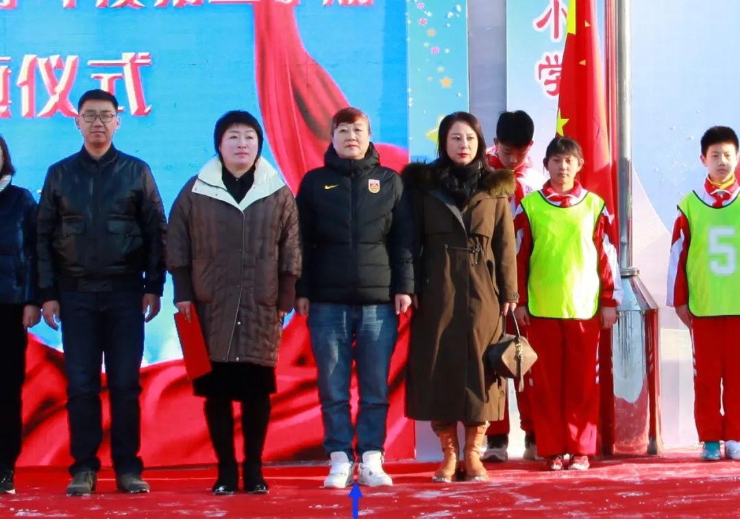 赓续足球文化献礼*党**二十大——明山区实验小学新学期主题升旗仪式