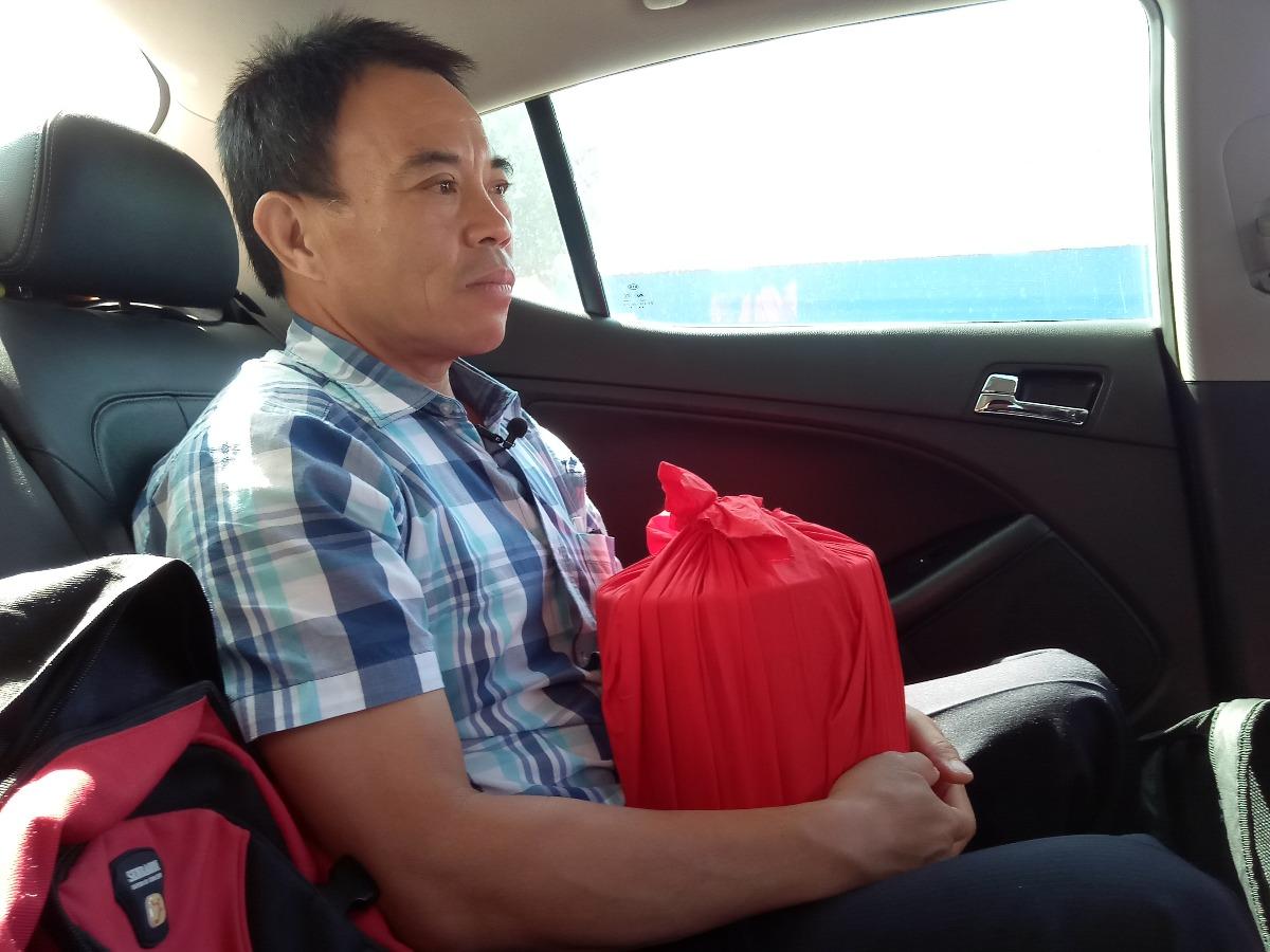 台湾“灵魂摆渡人”,放弃高薪工作,20年间自费送200位老兵回家