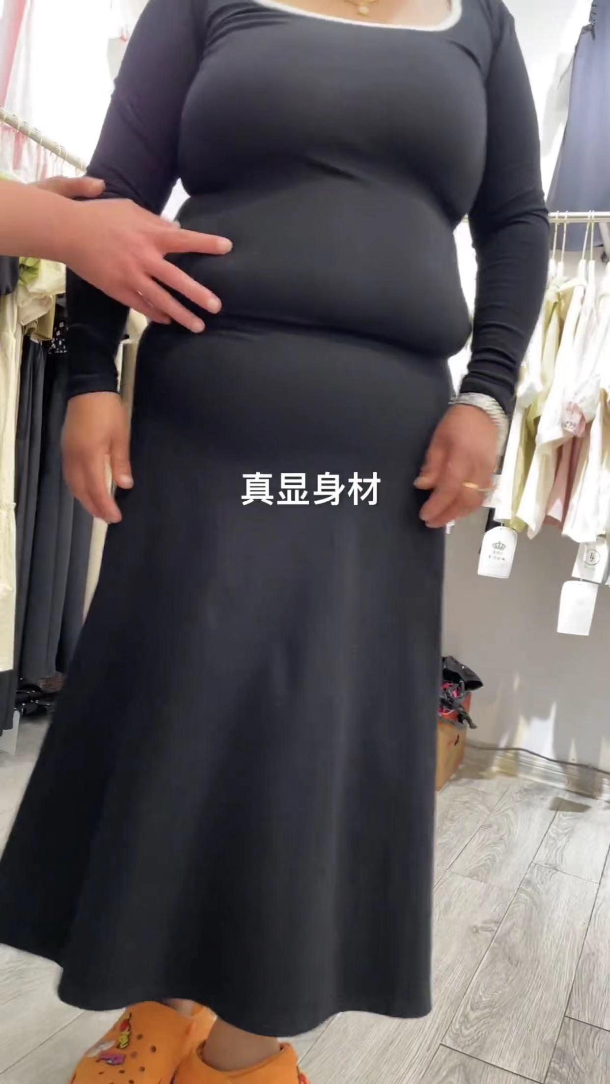 女子买衣服的时候被夸身材太好了 (胖女买衣服店主说显身材)