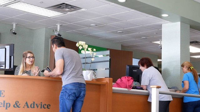 在银行里买定期理财产品安全吗,去银行存定期被忽悠买了理财