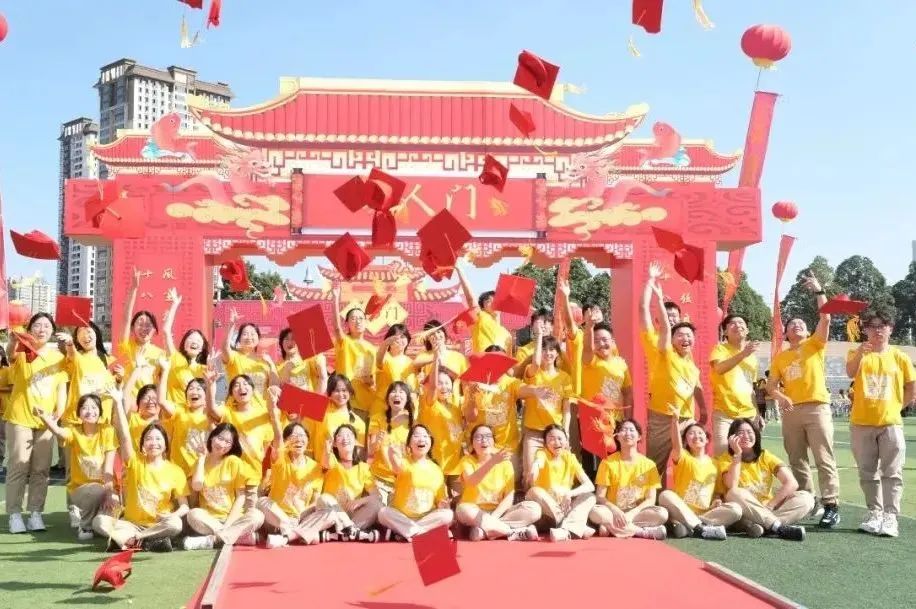 开学季校园展示打卡,开学啦冰墩墩小学生积极向上图片