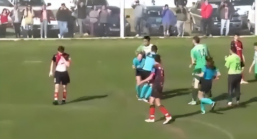 希金斯飓风袭击裁判,足球暴力事件打裁判