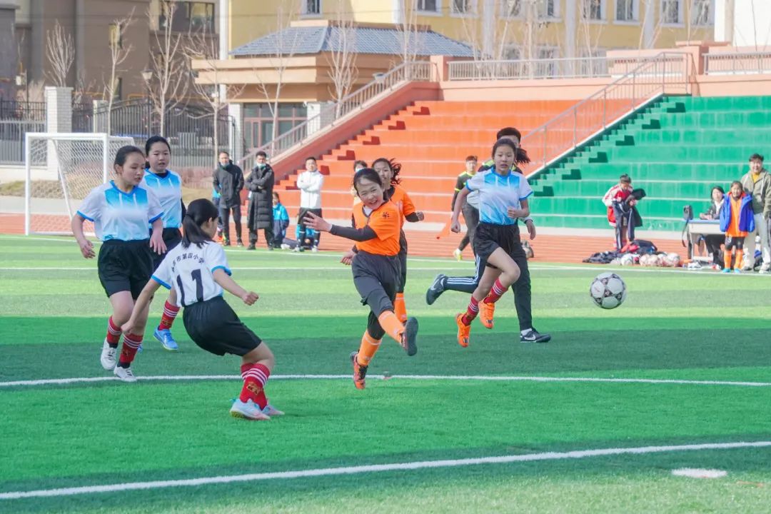 这所学校有2000多个孩子在踢球