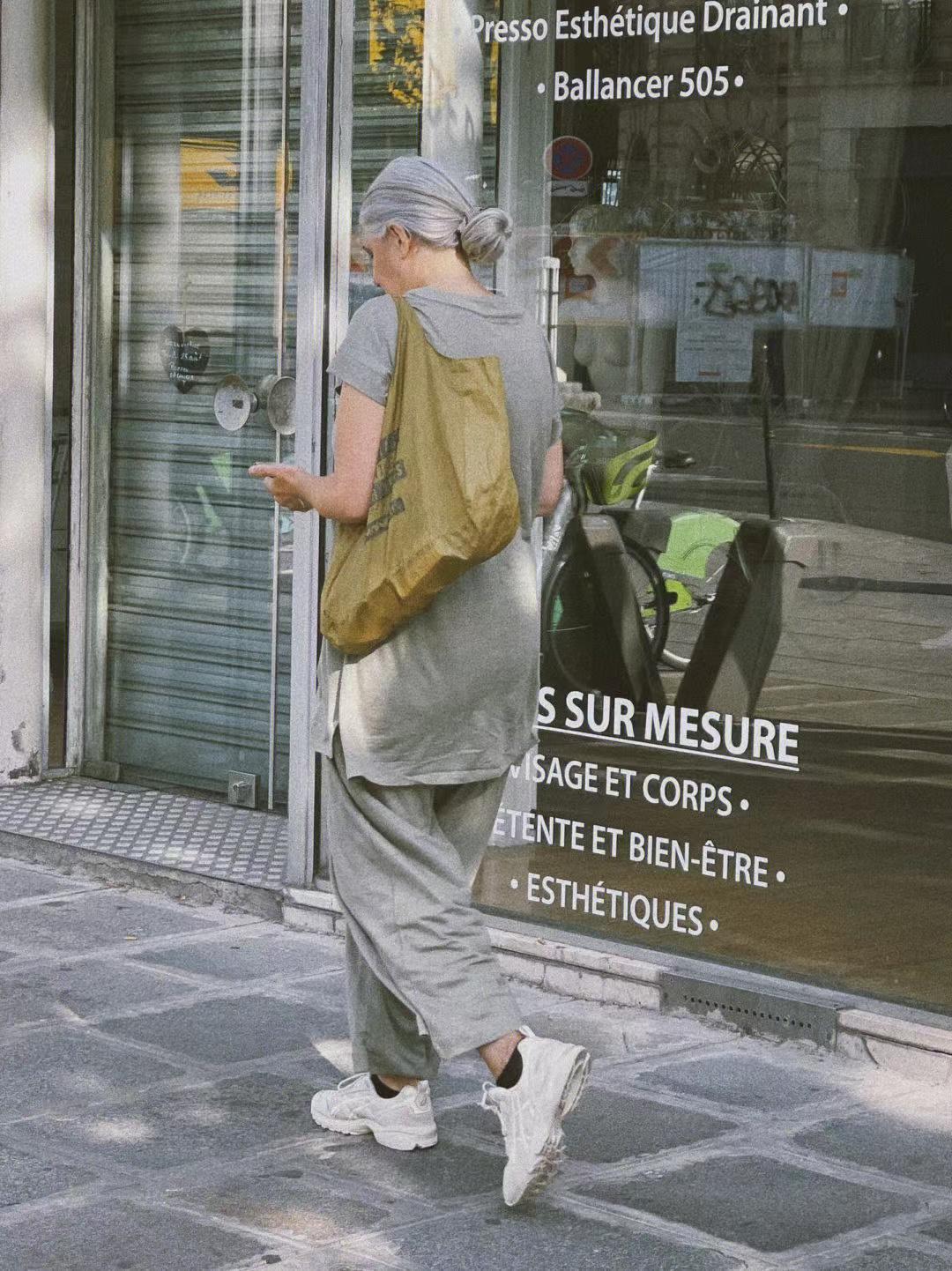 法国女人不追求奢侈品,法国女人不背名牌包包