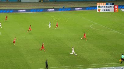 中国男足2-1泰国武磊三次错失单刀,武磊撞门柱