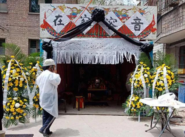 老人去世后用什么东西堵住肛门好,人死后肛门堵了怎么办