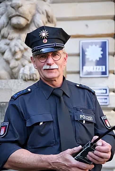 谁还敢提“严谨的日耳曼人”？2009年“棉签丑闻”，打脸德国警察